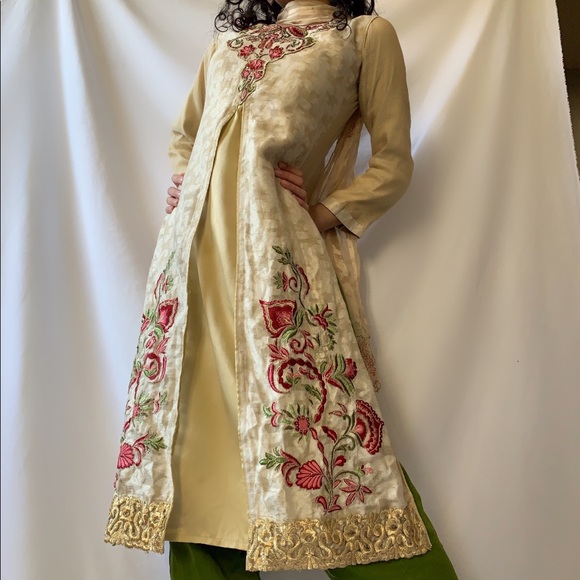 💚 Pakistani 3 pc. Suit/ Outfit - Picture 3 of 10